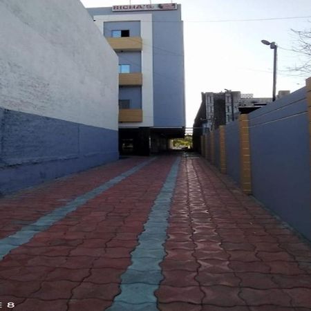 Oyo 80228 Hotel Richa Hālol Esterno foto