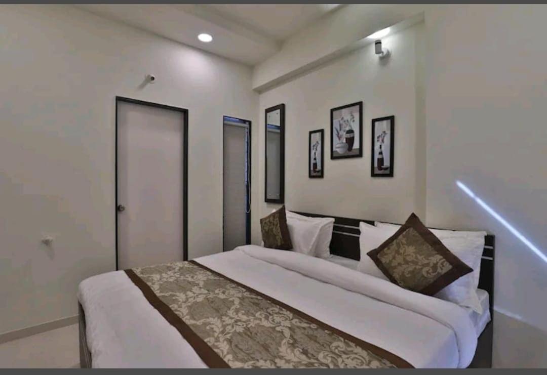 Oyo 80228 Hotel Richa Hālol Esterno foto