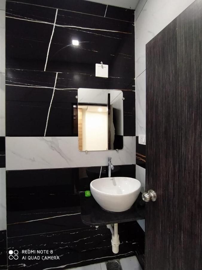 Oyo 80228 Hotel Richa Hālol Esterno foto